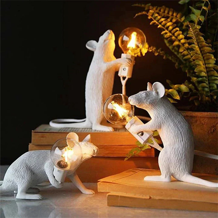 Charmerende Art Deco Mus Bordlampe i harpiks, kreativ LED-belysning, legesygt design til dekorative accenter i rummet.