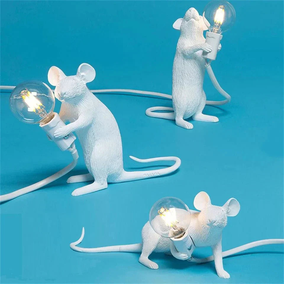 Charmerende Art Deco Mus Bordlampe i harpiks, kreativ LED-belysning, legesygt design til dekorative accenter i rummet.