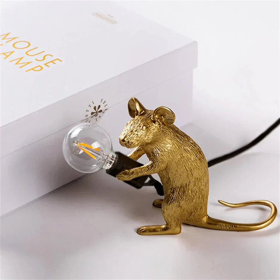 Charmerende Art Deco Mus Bordlampe i harpiks, kreativ LED-belysning, legesygt design til dekorative accenter i rummet.