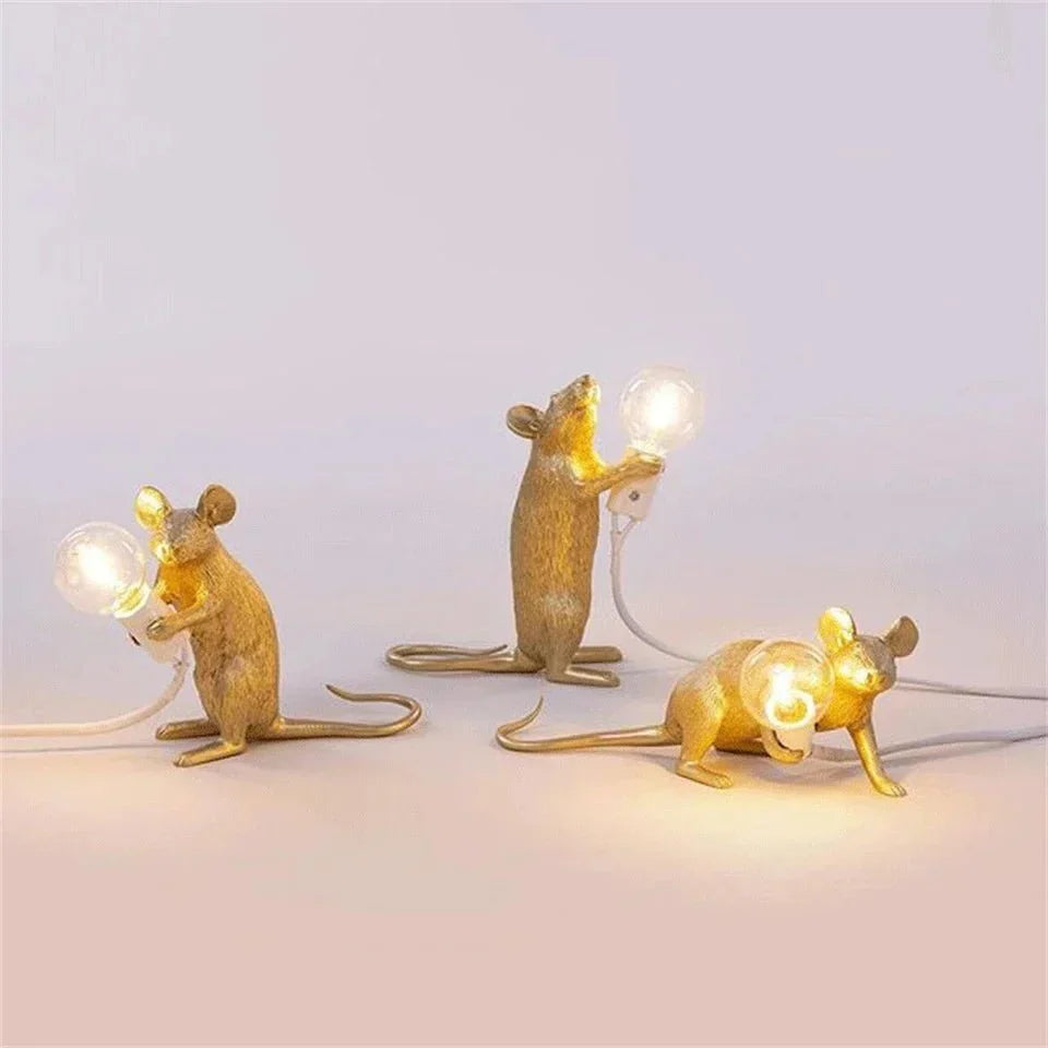 Charmerende Art Deco Mus Bordlampe i harpiks, kreativ LED-belysning, legesygt design til dekorative accenter i rummet.
