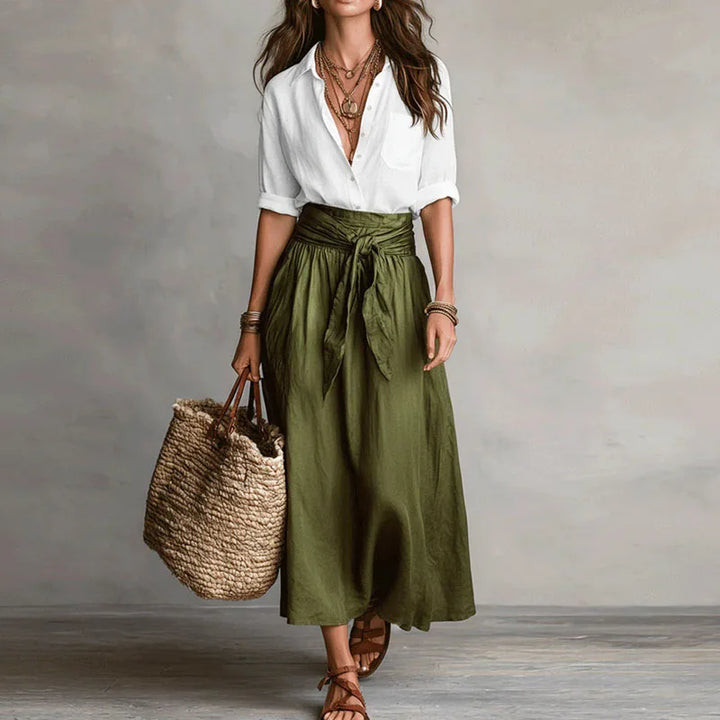 Justerbart dame sommersæt med skjortebluse og elegant midi nederdel. Skaber et afslappet look for kvinder.