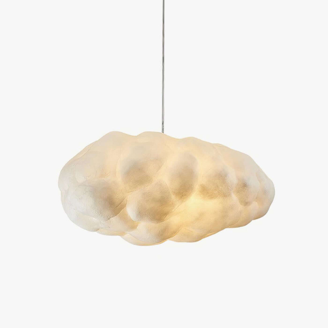 Elegant CloudGlow skylampe med hvidt lys, perfekt til minimalistisk indretning i soveværelset.