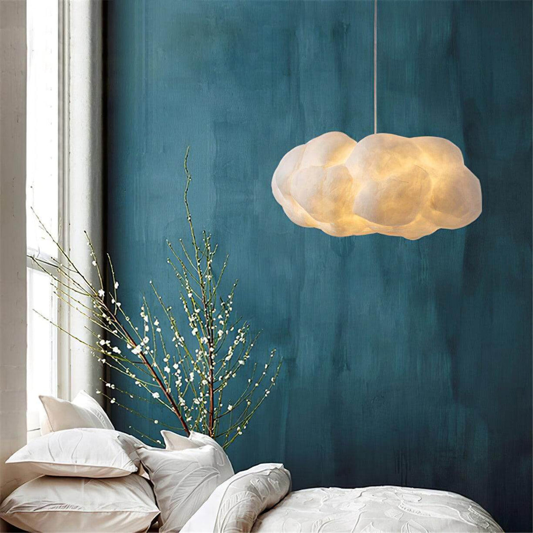 Kunstnerisk CloudGlow pendellampe, belysning med varmt lys over spiseområdet, moderne stil.