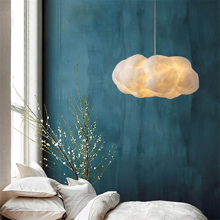 Kunstnerisk CloudGlow pendellampe, belysning med varmt lys over spiseområdet, moderne stil.
