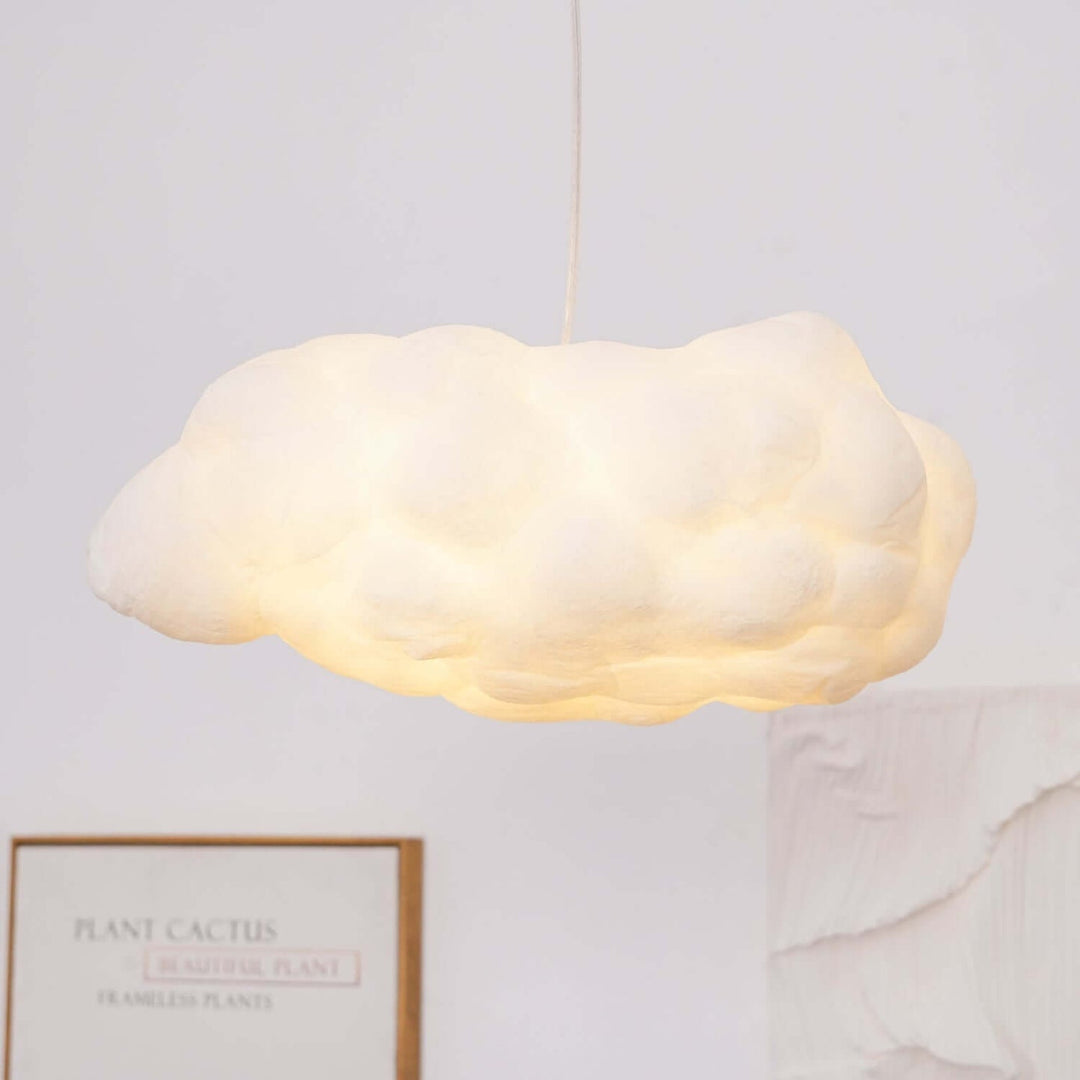 Minimalistisk CloudGlow Sky pendellampe, drømmende belysning, ideel til moderne indretning.