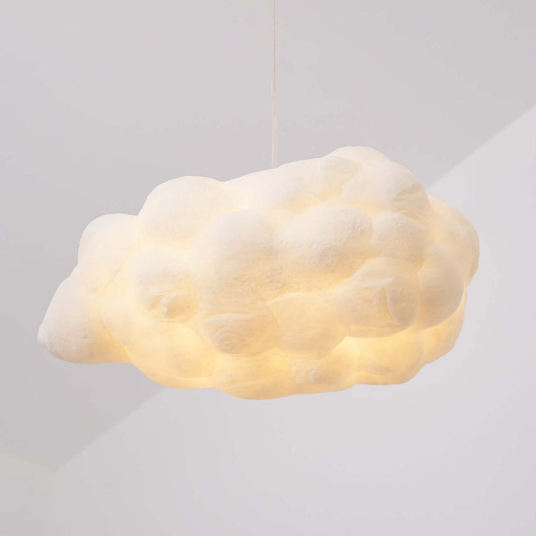 CloudGlow pendellampe med skylignende design, giver en rolig og drømmende atmosfære i hjemmet.