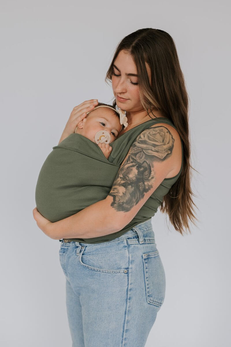 Unisex CuddoFit bære-T-shirt, perfekt til nyfødte og hverdagsbrug, sikrer nærhed og støtte til din baby.