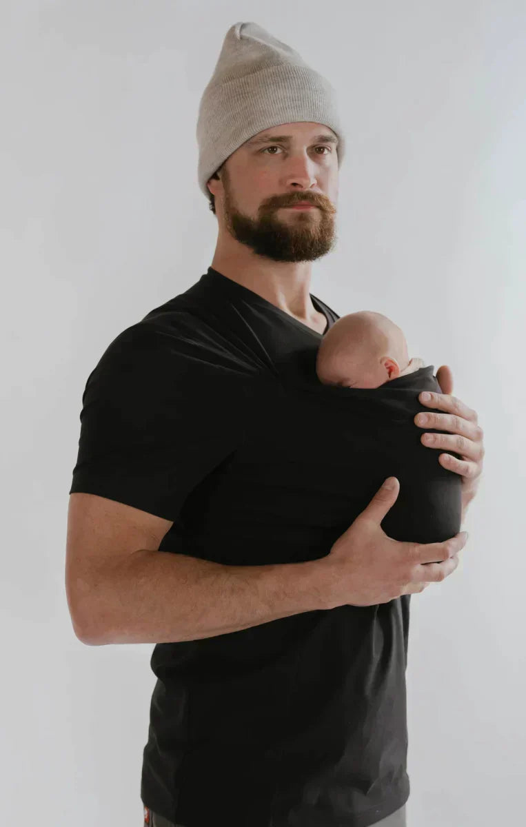 Komfortabel CuddoFit bære-T-shirt i blødt, åndbart materiale til tæt kontakt og nem babybæring.