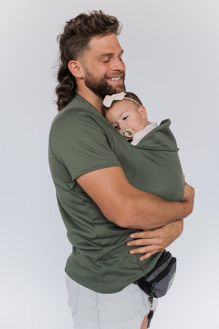 Praktisk og stilfuld CuddoFit bære-T-shirt til barsel, holder baby tæt og giver forældre bevægelsesfrihed.