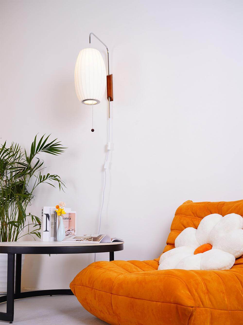 Moderne væglampe med kugledesign og varmt hvidt lys