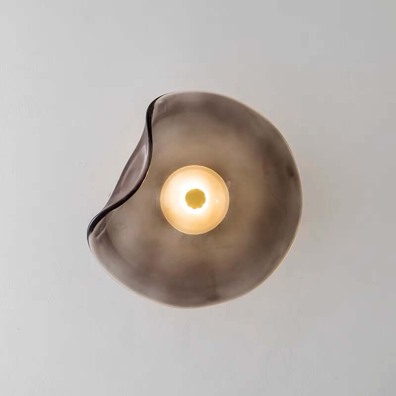 Moderne LED-væglampe med røgfarvet glas