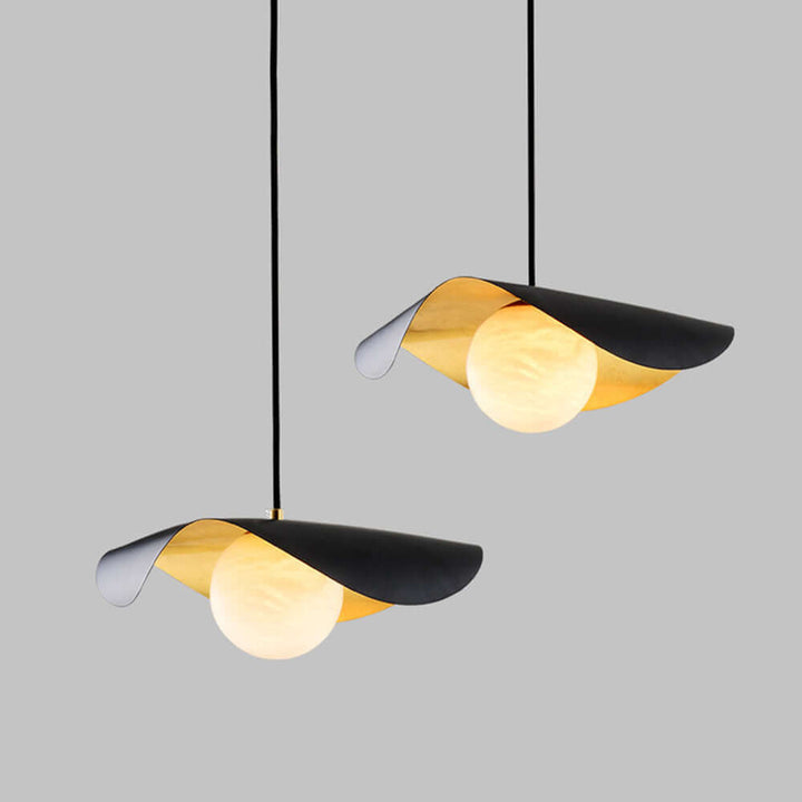 Moderne loftslampe i metal med varmt lys
