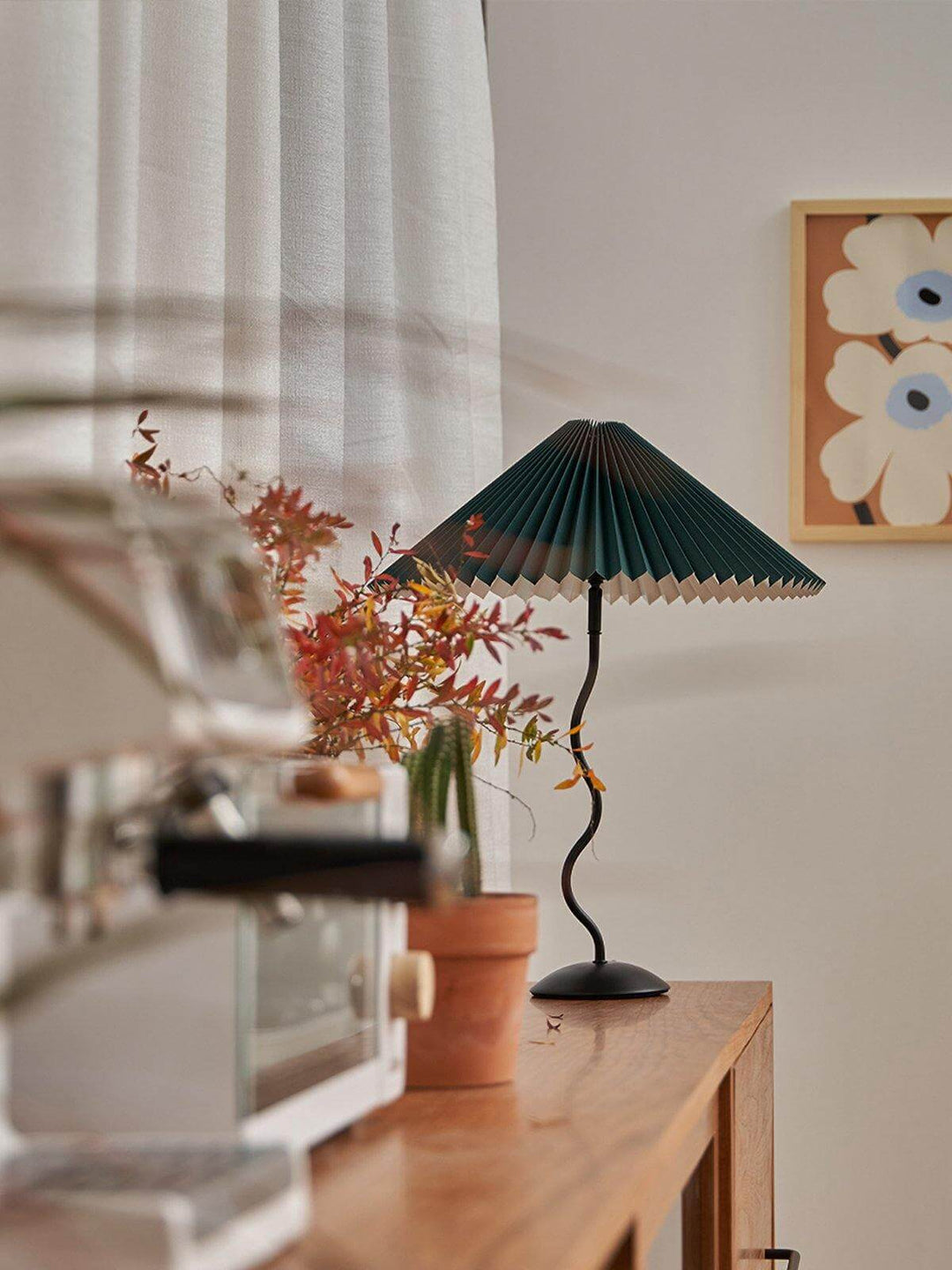 Moderne bølget desigbordlampe i metal