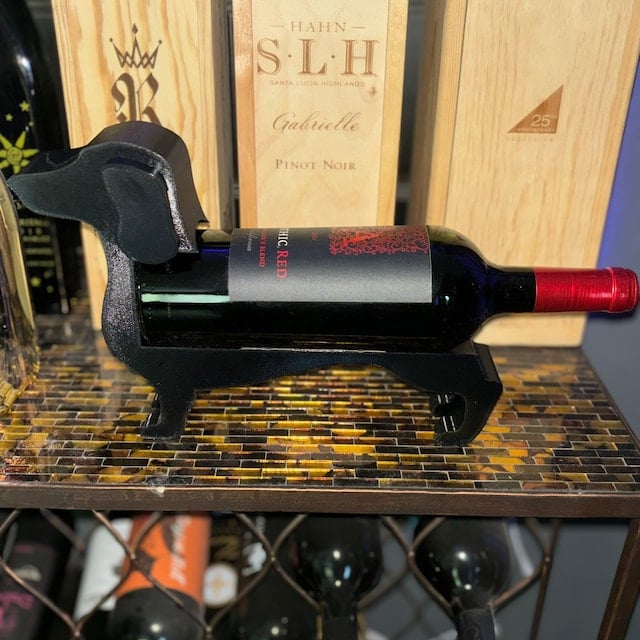 Gravhund vinflaskeholder: Stilfuld præsentation af vin