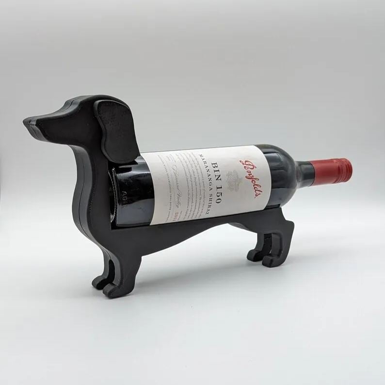 Gravhund vinflaskeholder: Solgul og charmerende