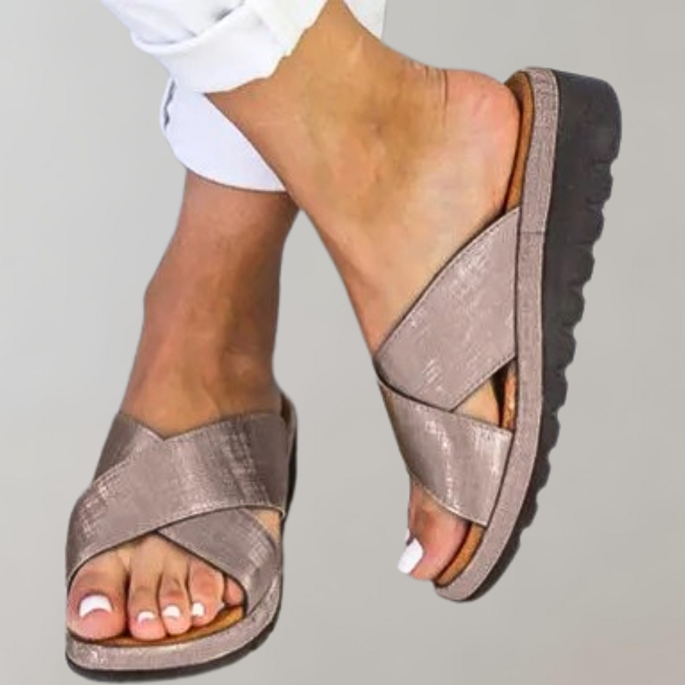 Nærbillede af remmene på Dame Abelone slip-in sandaler. Komfortable fritidssandaler med flad sål.