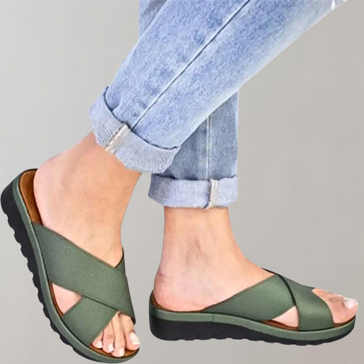 En kvinde bærer elegante Dame Abelone slip-in sandaler. Komfortable og moderigtige sommersko.