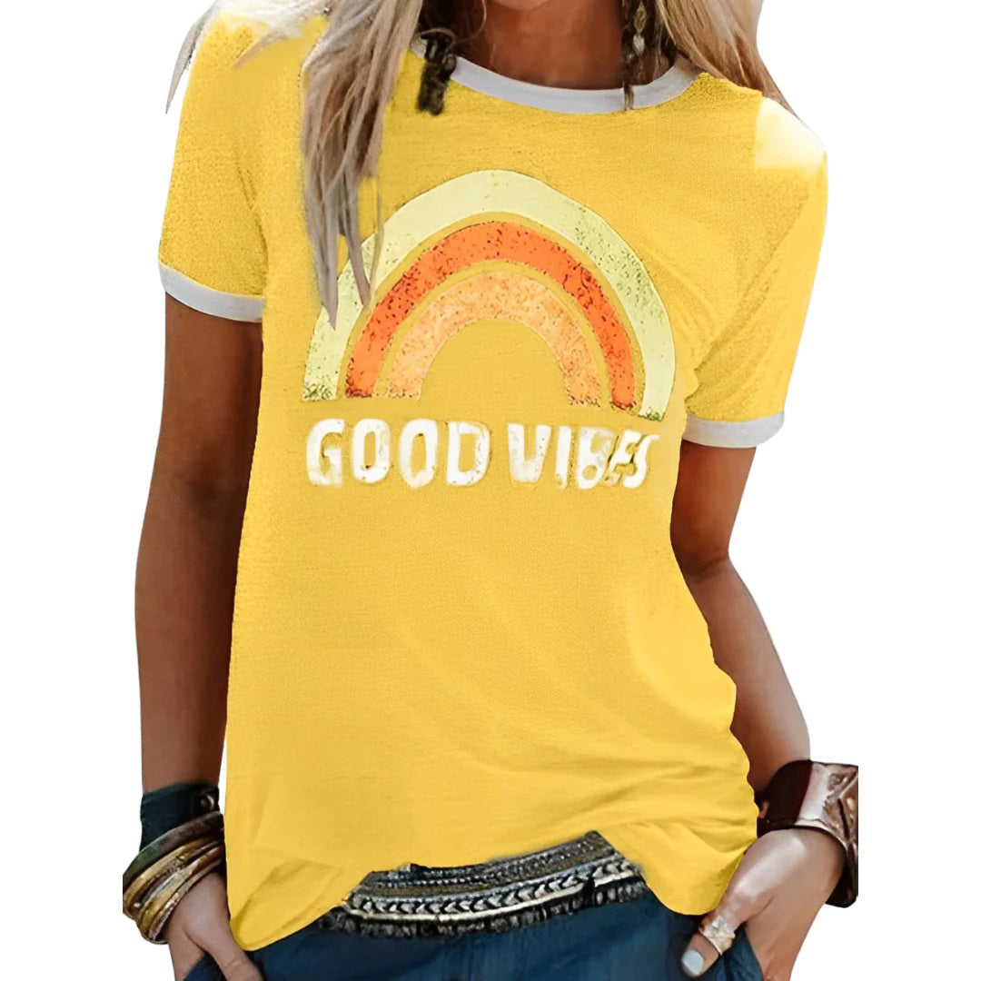 Dame afslappet grafisk t-shirt i blødt stof, perfekt til hverdag og sommer. Moderne kvindetøj.
