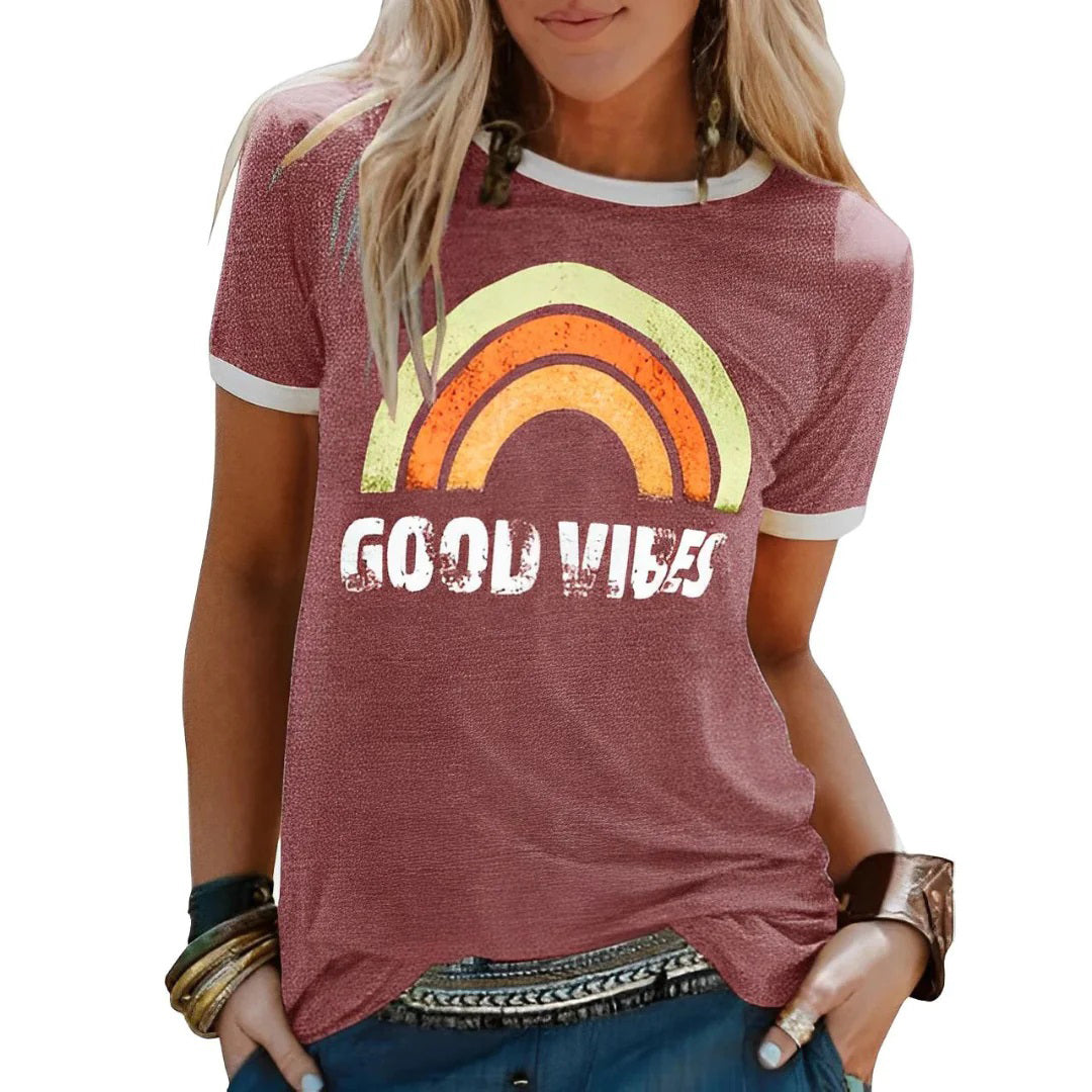Moderne sommer t-shirt til damer med iøjnefaldende grafisk print. Let og luftig kvindetøj.