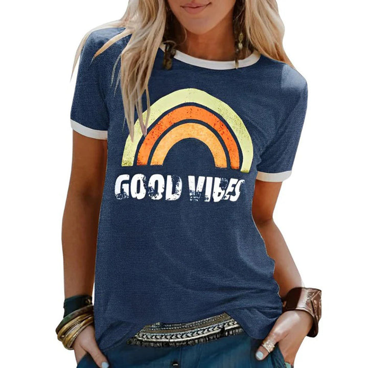 Stilfuld grafisk dame t-shirt, perfekt til afslappet sommerlook eller hverdagsbrug. Alsidigt kvindetøj.