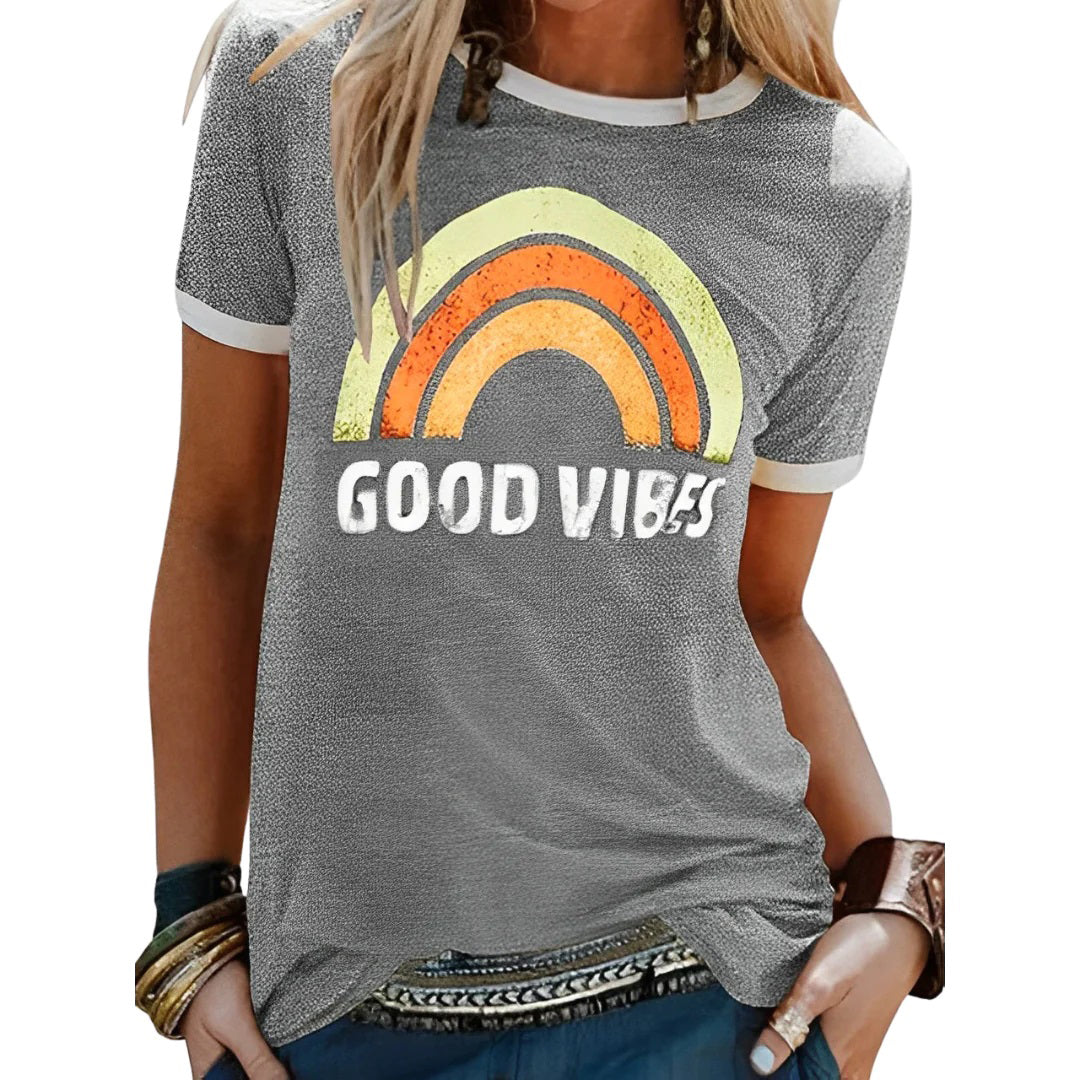 Dame t-shirt med levende grafisk mønster, en farverig og moderne tilføjelse til din garderobe. Sommerklar.