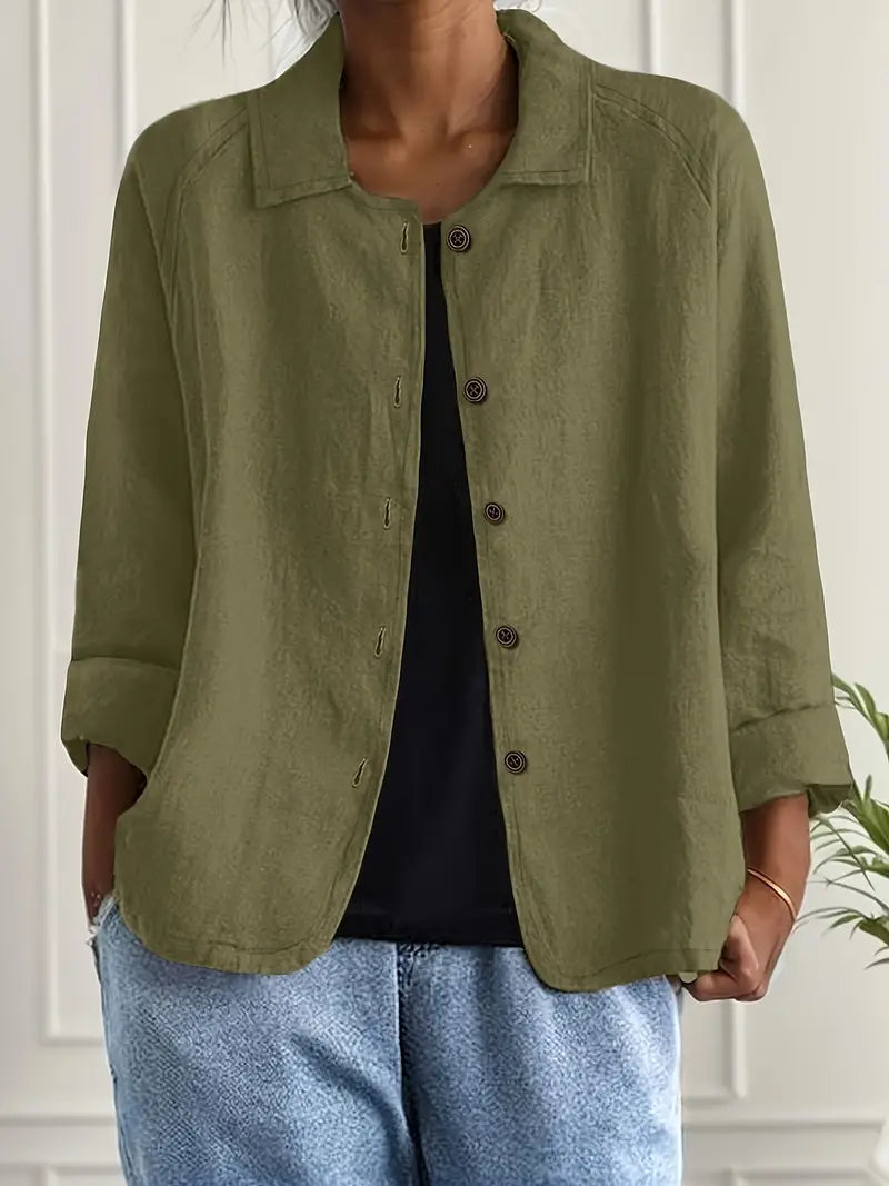 Stilfuld knapjakke til damer, designet for en afslappet men moderne fremtoning i hverdagen.