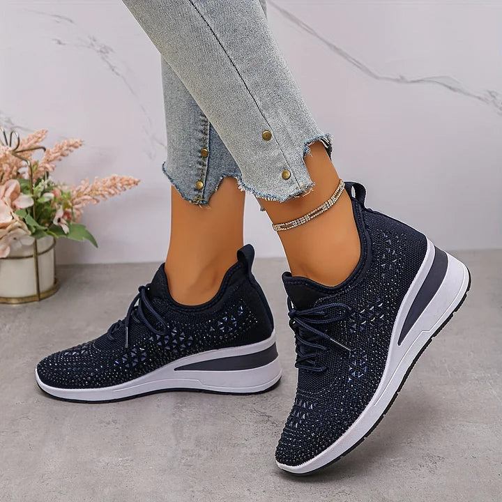 Glitrende detaljer på Dame Annika ortopædiske sneakers; en fusion af glamour og fodkomfort.