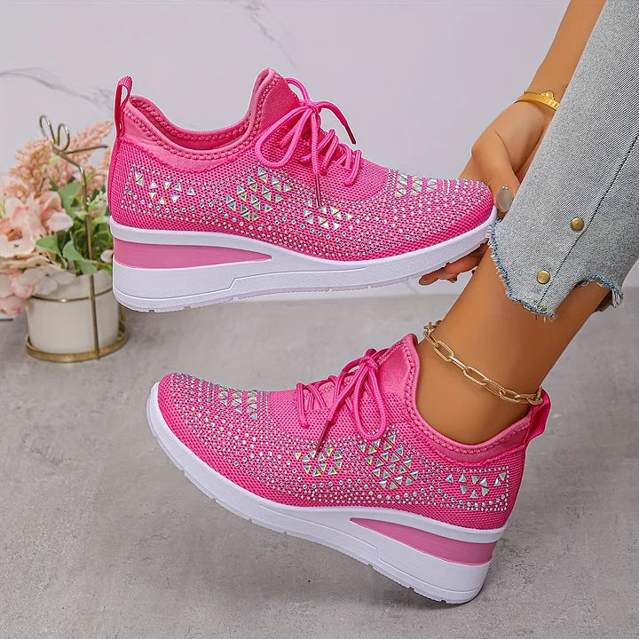 Nærbillede af glitrende rhinsten på Dame Annika ortopædiske sneakers; ultimativ elegance.