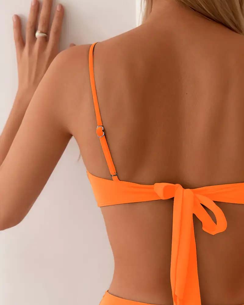 Todelt dame bikini sæt med shaping effekt, giver en smigrende figur.