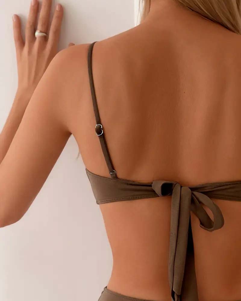Perfekt sommer badetøj: Marineblå shaping bikini sæt til afslapning ved poolen.