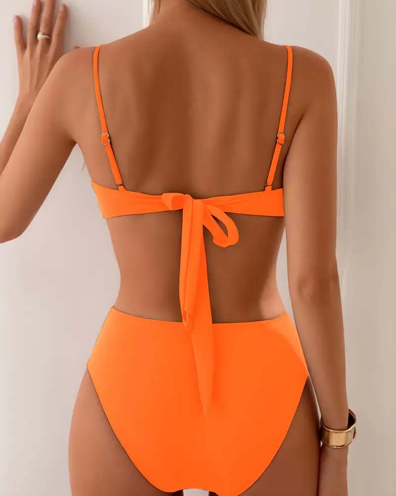 Stilfuld marineblå dame bikini, todelt med shaping effekt for en flot sommersilhuet.
