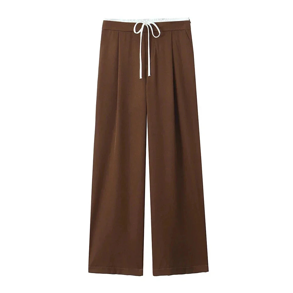 Damebukser med brede ben i en moderne polyesterblanding. Elastisk talje og løs pasform for stil og komfort.