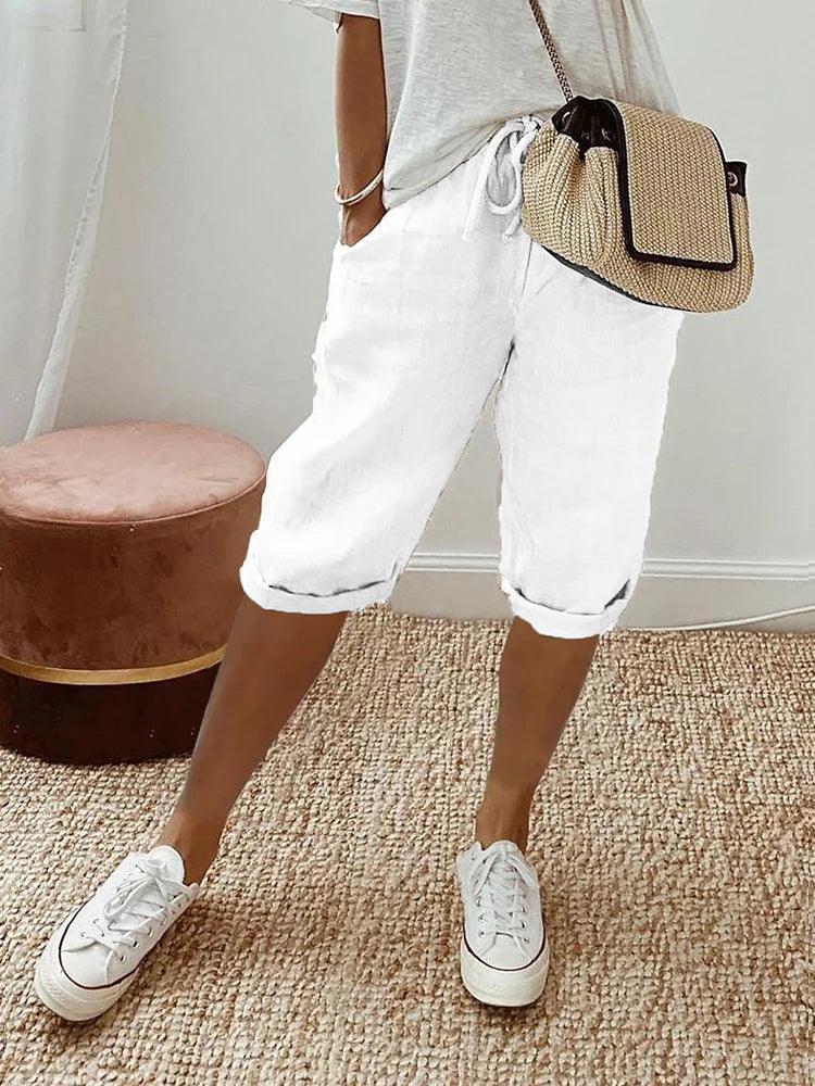 Moderne 'Margit' capri-bukser til kvinder, med en afslappet stil og praktiske oprullede ben for et friskt look.