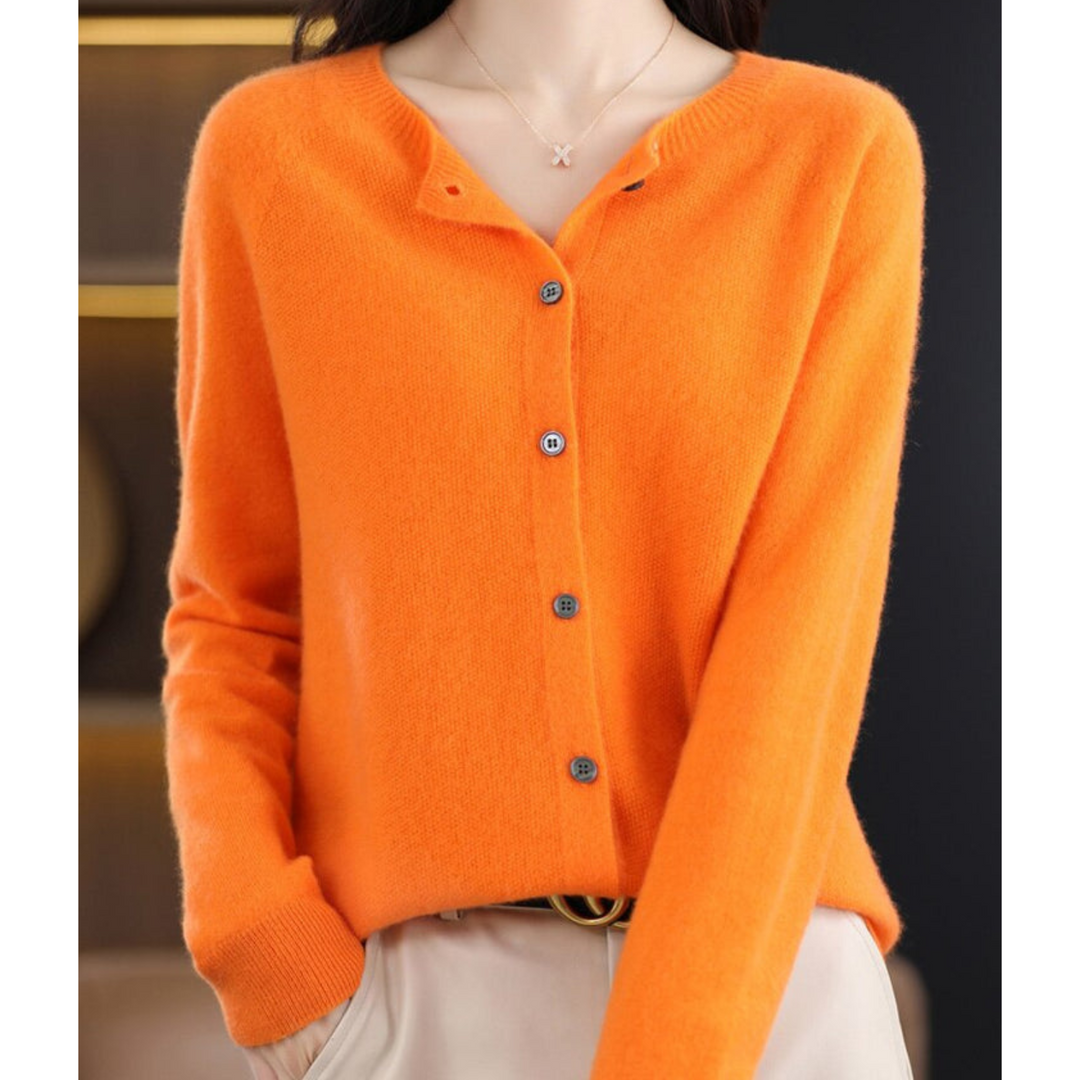 Detaljeret billede af en strikket dame cardigan med rund hals. Fremhæver kvalitet og tekstur. Elegant og komfortabel.