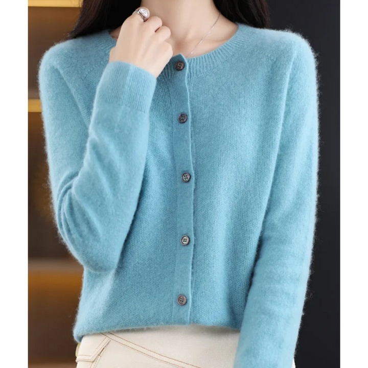 Dame cardigan med rund hals. En klassiker, der kan styles op eller ned til enhver lejlighed. Mode og elegance for kvinder.