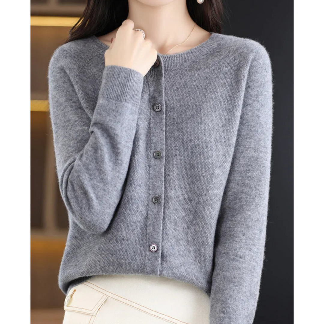 Feminine dame cardigan med rund hals, understreger elegance og modebevidsthed for kvinder. Blød og behagelig strik.