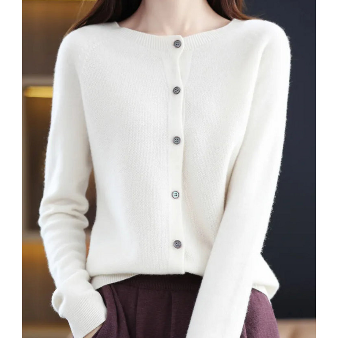 Stilfuld dame cardigan med rund hals. Trendy beklædning til modebevidste kvinder. Perfekt til lag-på-lag og elegance.