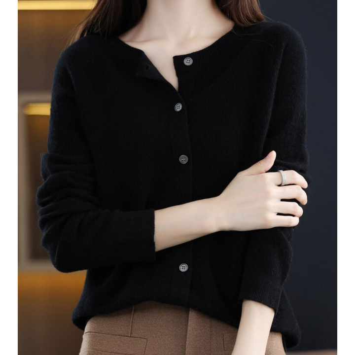 Alsidig dame cardigan med rund hals, perfekt til lag-på-lag styling. En must-have til din garderobe. Blød og behagelig.