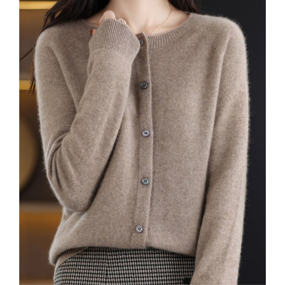Frontbillede af dame cardigan med rund hals. Viser den flotte pasform og stilfulde design. Komfortabel hverdagsbeklædning.