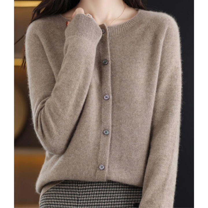 Frontbillede af dame cardigan med rund hals. Viser den flotte pasform og stilfulde design. Komfortabel hverdagsbeklædning.