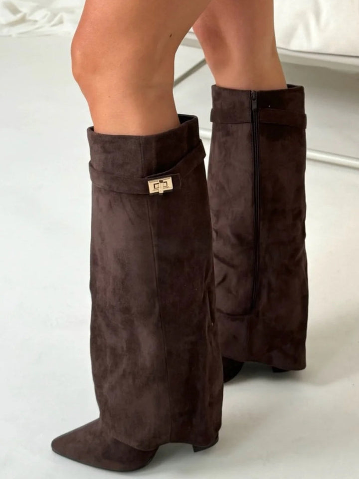 Sideprofil af moderne høje damestøvler med elegant design og komfortabel blokhæl, ideel til kvindemode.