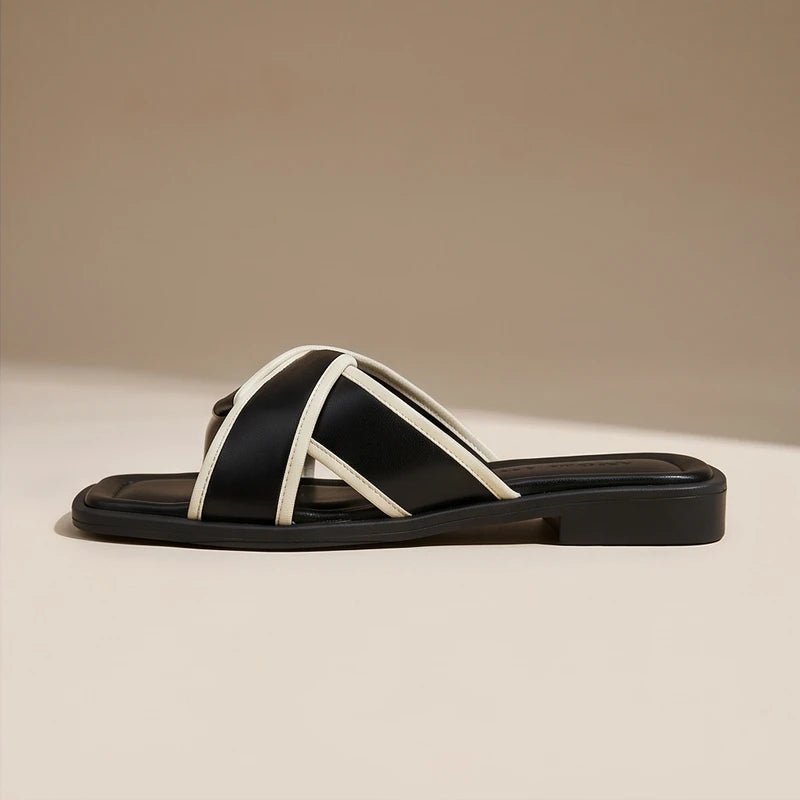 Stilfulde dame slip-on sandaler med krydsremme. Moderne, flade fisherman sandaler designet for optimal komfort til sommer.