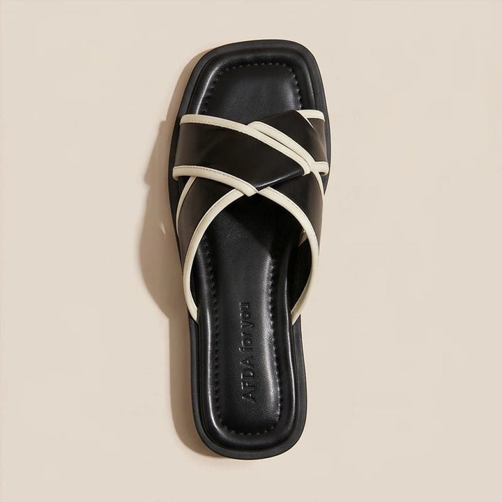 Hvide sommer sandaler til kvinder. Flade fisherman slip-ons med smukke krydsremme, ideelle for stil og komfort i varmen.
