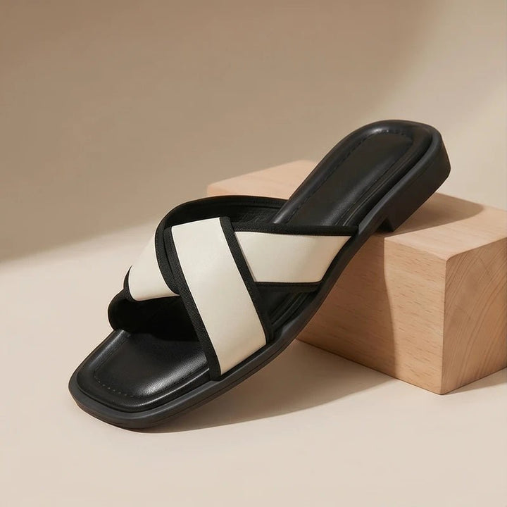 Moderne dame sandaler med krydsremme. Komfortable flade fisherman slip-on sandaler, perfekte til en trendy sommerstil.