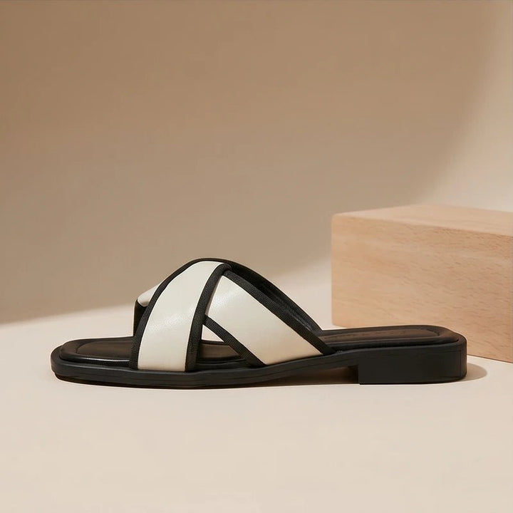 Dame slip-on fisherman sandaler med krydsremme. Flade og komfortable sommer sandaler i sort eller hvid.