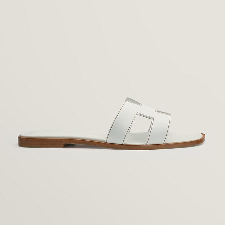 Simple, stilfulde dame flade sandaler med perforerede remme. Perfekt til sommer.
