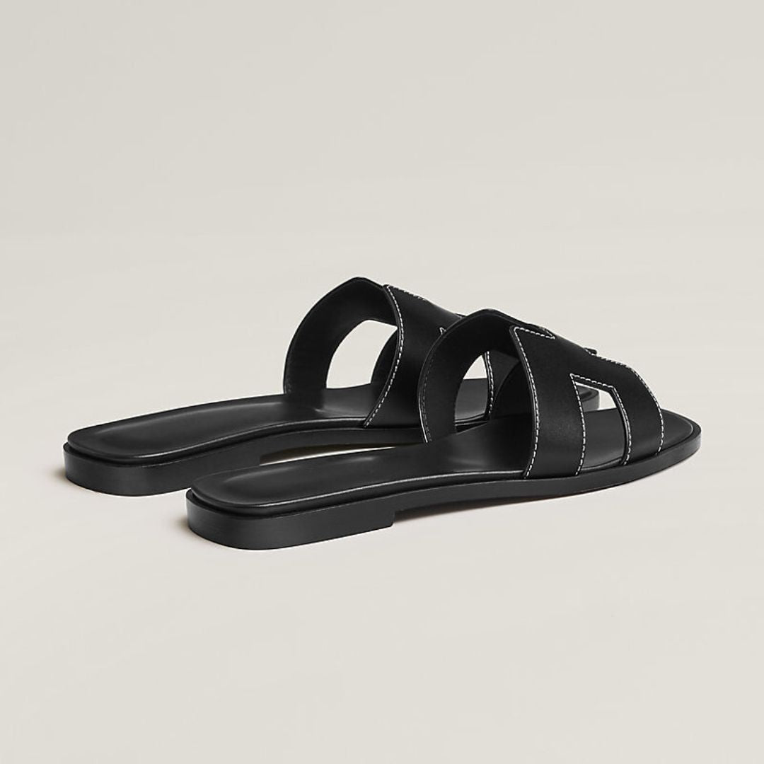 Lette sommer sandaler til kvinder. Flade med perforerede remme for et cool look.