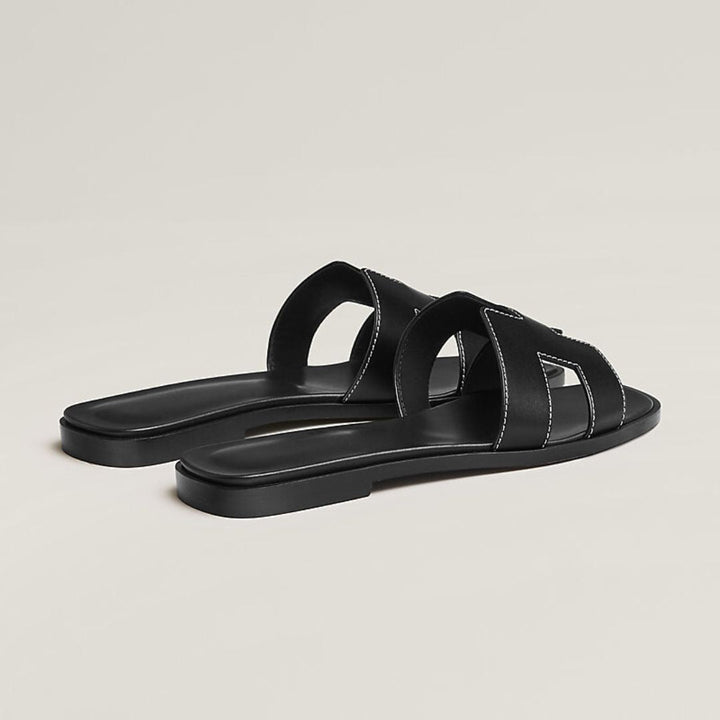 Lette sommer sandaler til kvinder. Flade med perforerede remme for et cool look.