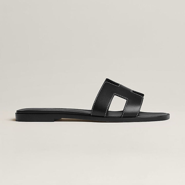 Komfortable, stilfulde flade damesandaler. Perforerede remme for det perfekte sommerlook.