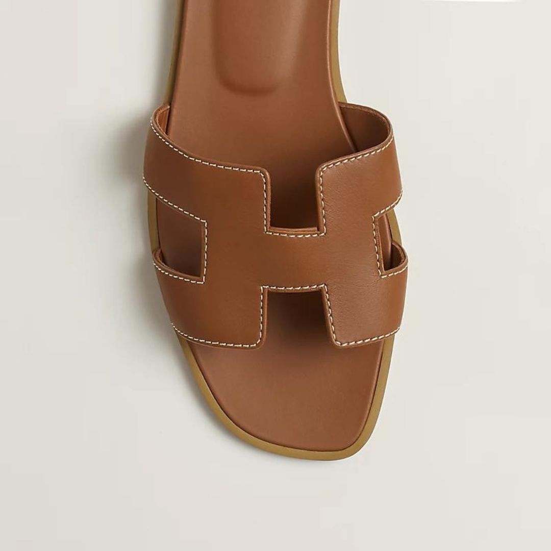 Komfortable damesandaler m. perforerede remme. Perfekte flade sandaler til hverdag & sommer.